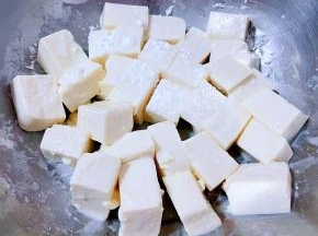 干淀粉均匀的洒在嫩豆腐上
