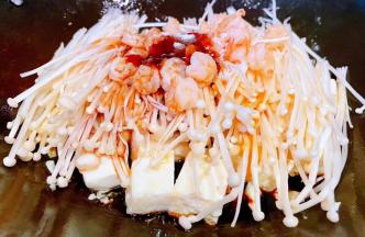 放入调味料一品鲜酱油、蚝油、糖