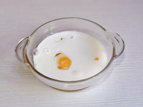 倒入细砂糖，纯牛奶，