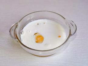 倒入细砂糖，纯牛奶，