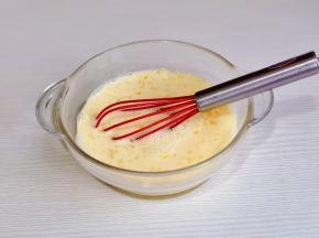 手动打蛋器打至均匀。