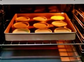 入预热好的烤箱中层，上下200度烤25分钟。