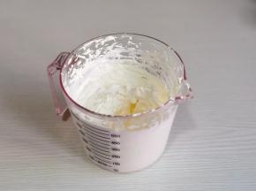 淡奶油加糖打发。