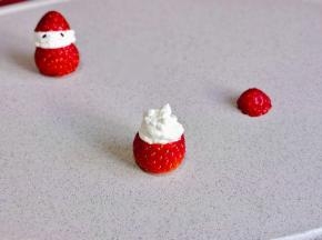 草莓切掉尖部，挤入奶油。