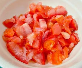 番茄洗净去蒂切成小块状