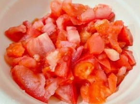 番茄洗净去蒂切成小块状