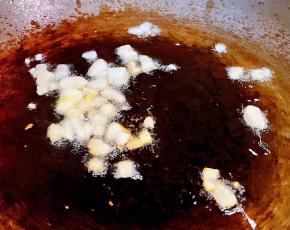 锅中倒入底油加热发热蒜片爆香