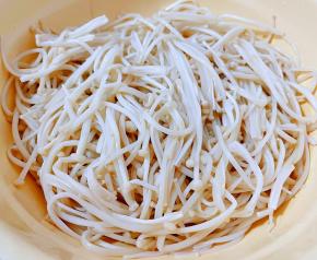 处理好的金针菇沥干水分备用