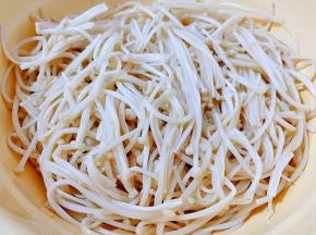 处理好的金针菇沥干水分备用