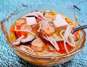 看着就好有食欲这一碗营养丰富的金针菇番茄汤汁好吃到停不下来