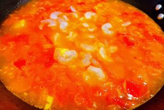 豆腐汤烧开后放入这道美味的灵魂配料虾仁改中火慢煮