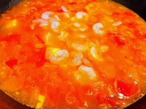豆腐汤烧开后放入这道美味的灵魂配料虾仁改中火慢煮