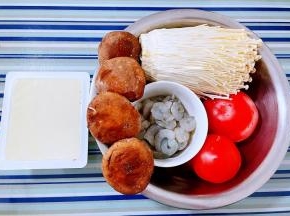 准备原材料金针菇、番茄、豆腐、香菇、虾仁