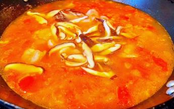 煮至虾仁变色放入香菇继续煮至开锅