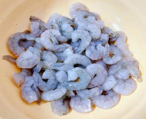 新鲜的虾去皮去虾线洗净沥干水份备用