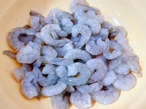 新鲜的虾去皮去虾线洗净沥干水份备用