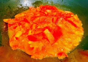 放入番茄大火炒出汤汁来