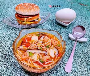 美味可口的金针菇番茄汤装入容器中就大功告成了搭配汉堡包和大鹅蛋一起吃超级棒