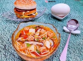 美味可口的金针菇番茄汤装入容器中就大功告成了搭配汉堡包和大鹅蛋一起吃超级棒