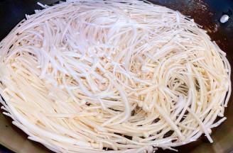 锅中烧开水放入一点点盐和金针菇焯水断生时间不宜过长会影响口感焯好水的金针菇立即放入冷水中过凉