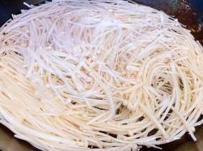 锅中烧开水放入一点点盐和金针菇焯水断生时间不宜过长会影响口感焯好水的金针菇立即放入冷水中过凉