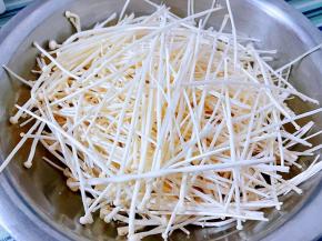 金针菇摘成一根根独立状这样吃起来特别方便