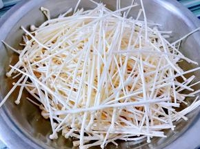 金针菇摘成一根根独立状这样吃起来特别方便