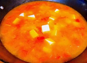 添加适量清水和豆腐大火炖起来