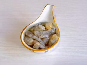 虾仁处理好后加葱姜料酒，蚝油抓拌均匀，腌制10分钟。