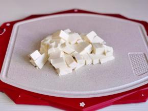 豆腐切小块。