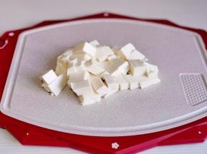 豆腐切小块。