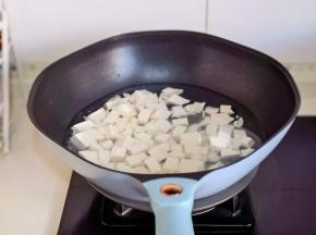 冷水下锅烧开。