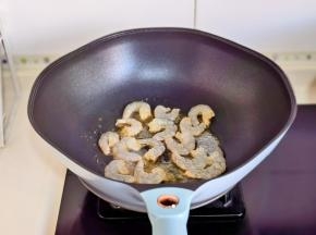 起油锅倒入腌制好的虾仁。