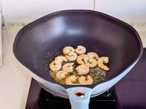 小火翻炒至变色盛出备用。