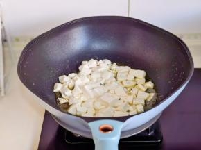 起油锅加入蒜末煸炒，再加入豆腐。