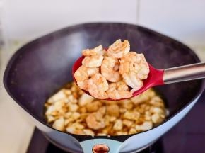 加入煸炒过的虾仁。