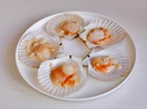 扇贝清洗干净。