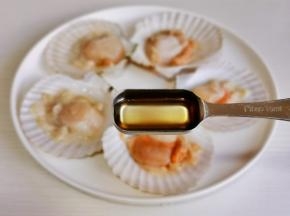每只扇贝淋一点葱姜料酒。