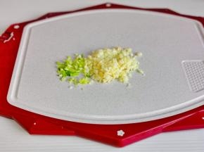 葱蒜去皮切碎。