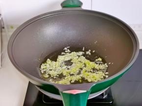 起油锅，倒入葱花蒜末炒香。