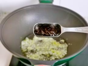 加入1勺蚝油，小火翻炒均匀即可。