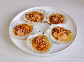 每只扇贝盛一勺蒜蓉酱。