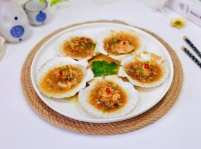 取出撒上葱花，辣椒圈，淋上热油。