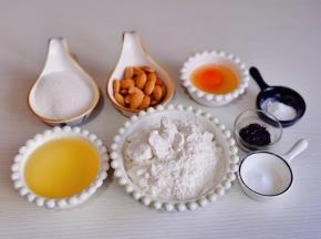 准备食材，杏仁用擀面杖擀碎。