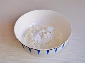 首先低筋面粉、小苏打，泡打粉混合均匀。