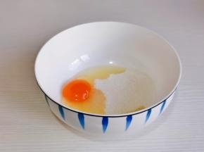 鸡蛋，白砂糖放入大口器具中。