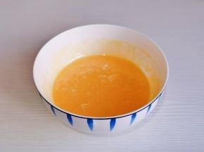 手动打蛋器打至均匀。