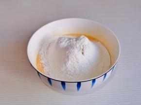 筛入混合好的面粉。