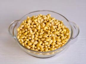 黄豆洗净后冷水泡6小时以上。