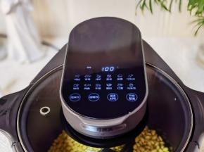 启动搅拌炸花生米功能。